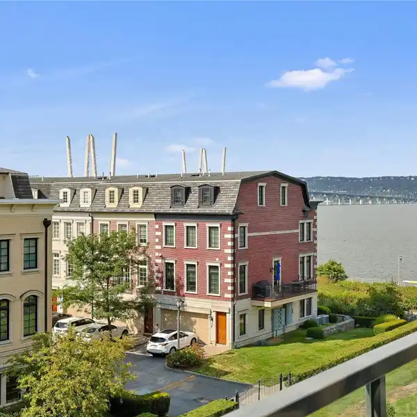 LUXURY RIVERWALK LIVING WITH STUNNING BRIDGE VIEWS