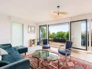 Bright Contemporary Flat with Iconic Outlook