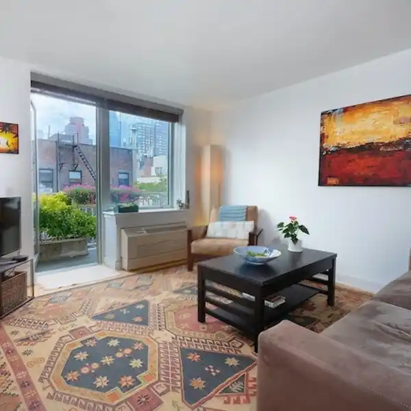 CONVERTIBLE TWO BEDROOM FLOOR-THRU APARTMENT