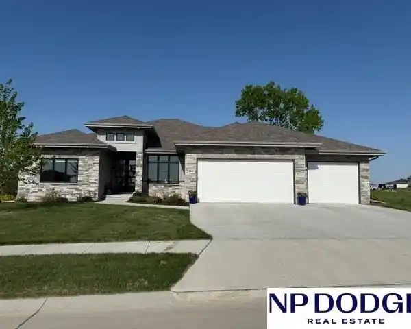 CUSTOM OPEN-CONCEPT HOME WITH AN EXCELLENT PLAN