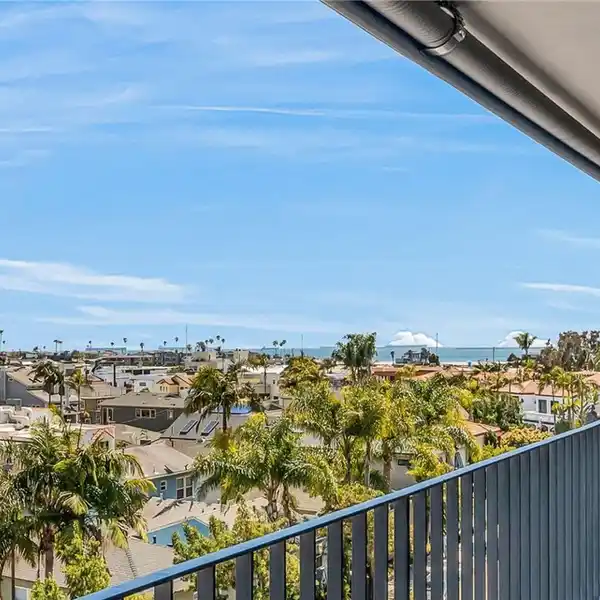GORGEOUS TURNKEY CONDO