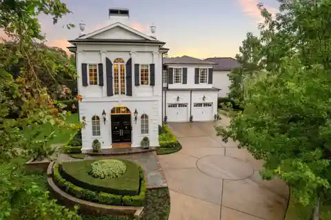 Federal-style Home with Timeless Elegance