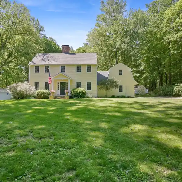 SPACIOUS AND SERENE LIVING NEAR TOWN & TRAIN
