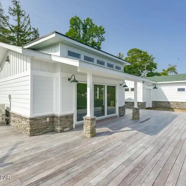 LAKESIDE HOME WITH ENTERTAINING SPACE