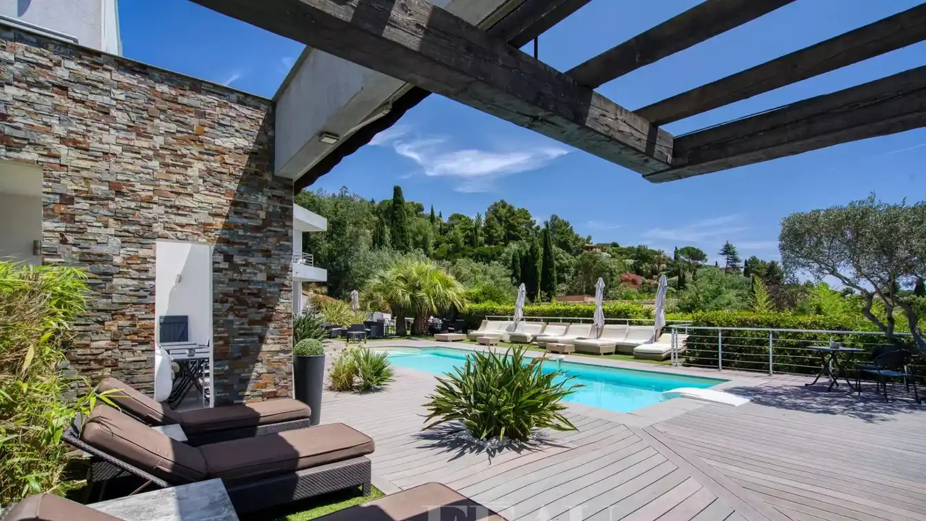 Expansive Contemporary Property in Prime Location