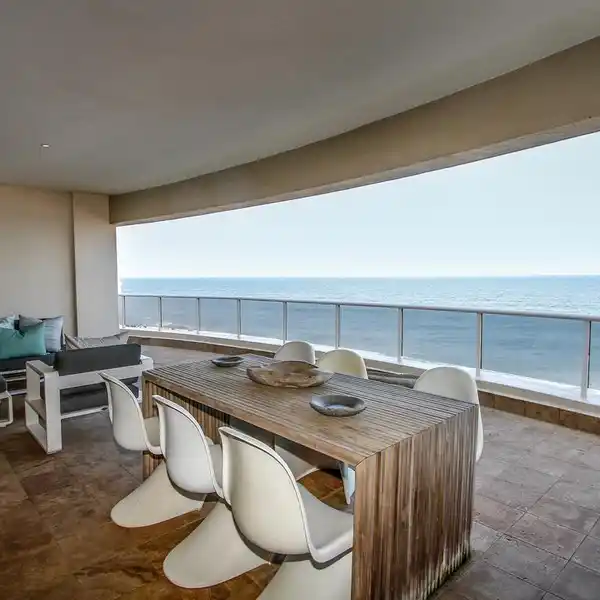 EXQUISITE UMHLANGA ROCKS RESIDENCE