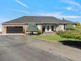 Private Five-Acre Retreat Minutes to Town