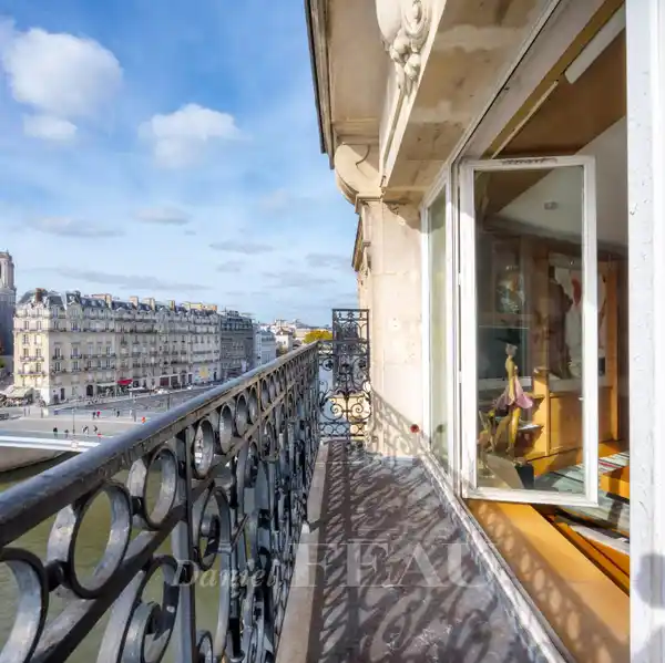 MAGICAL, SUN-DRENCHED HOME OF AUTHENTICITY AND EXCEPTIONAL VIEWS