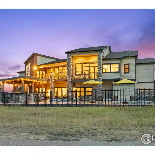 RESORT-STYLE LIVING WITH BREATHTAKING VIEWS