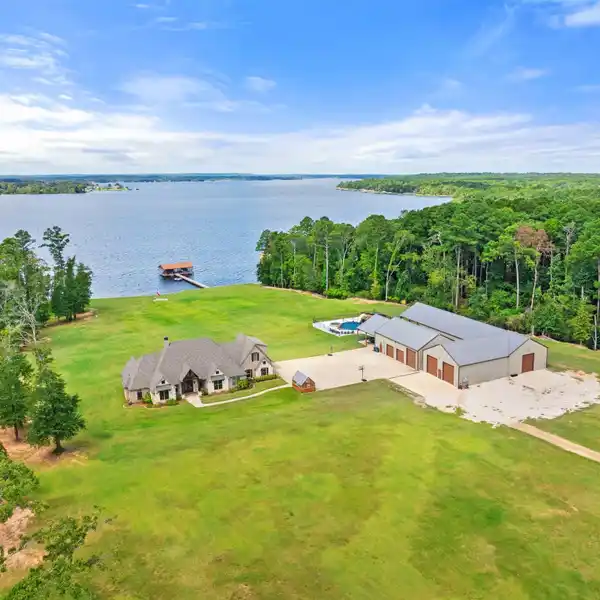 EXTRAORDINARY LAKE PALESTINE ESTATE