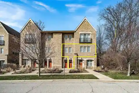Luxurious Townhome Steps to Notre Dame