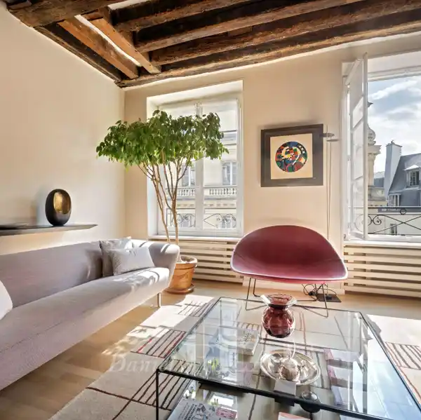 TASTEFULLY RENOVATED APARTMENT IN A PERIOD BUILDING