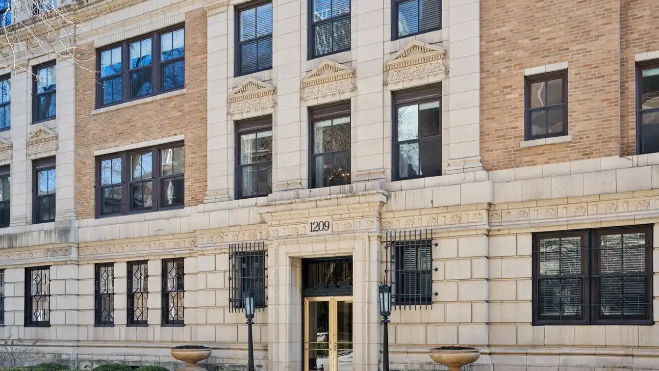Elegant Unit in Well Maintained Vintage Building