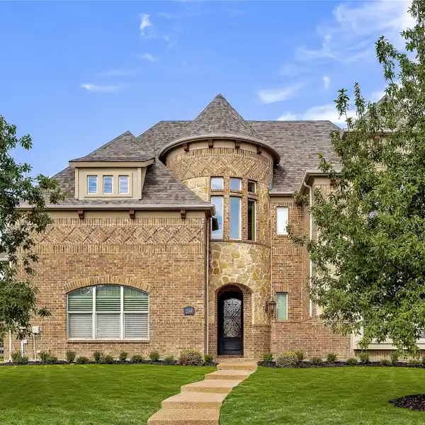 CUSTOM STUNNER IN HILLS OF KINGWOOD