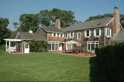 WELL-APPOINTED TRADITIONAL RESIDENCE FOR RENT