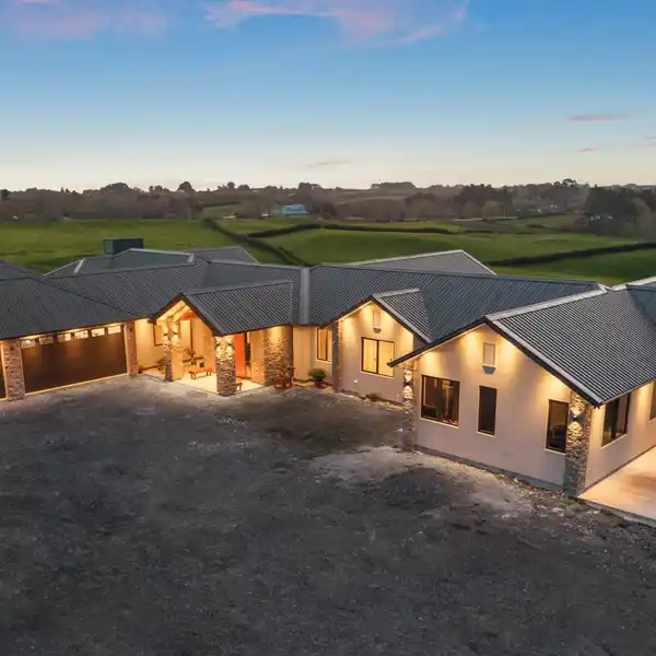 NEARLY NEW ELEVATED ELEGANCE PLUS SEPARATE DWELLING