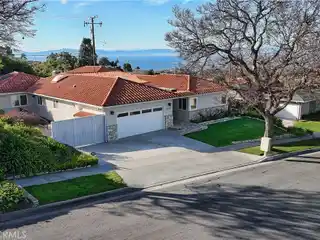 Single-Level Ease with Sweeping Panoramic Views