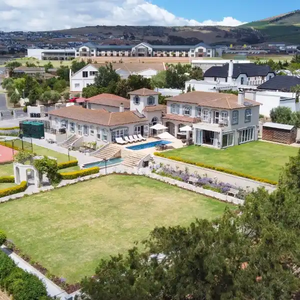 SEVEN BEDROOM HOUSE FOR SALE IN DURBANVILLE