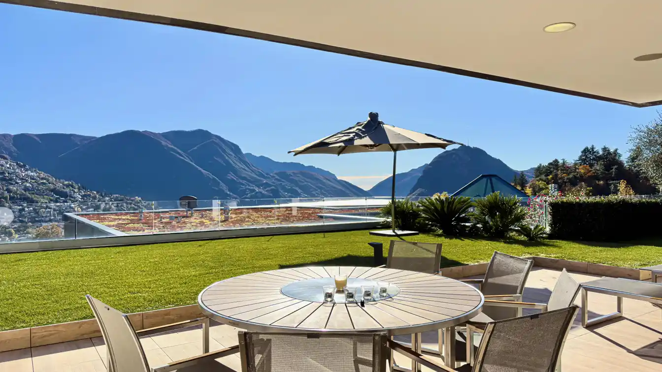 Lake View Apartment with Private Garden