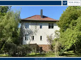 Stately 1930s Villa with Park-like Garden