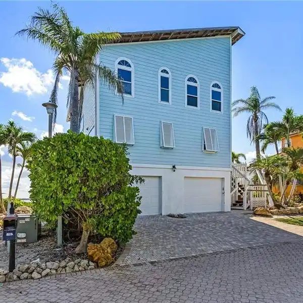 DIRECT BAYFRONT PARADISE WITH DOCK AND BOAT LIFT