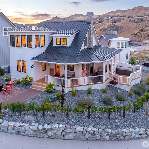 TERRIFIC TURNKEY MODERN FARMHOUSE