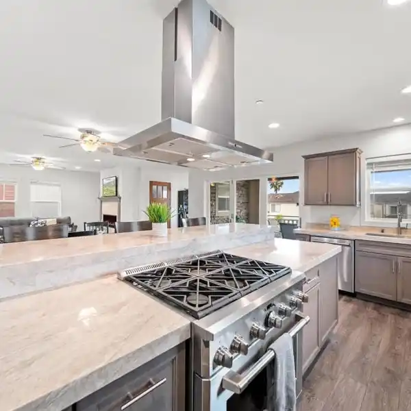 BEAUTIFUL CONDO WITH A WONDERFUL OPEN LAYOUT