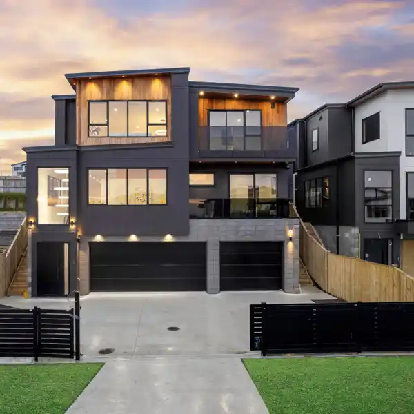 ELEGANT FAMILY HOME WITH PRIVATE GRANNY FLAT