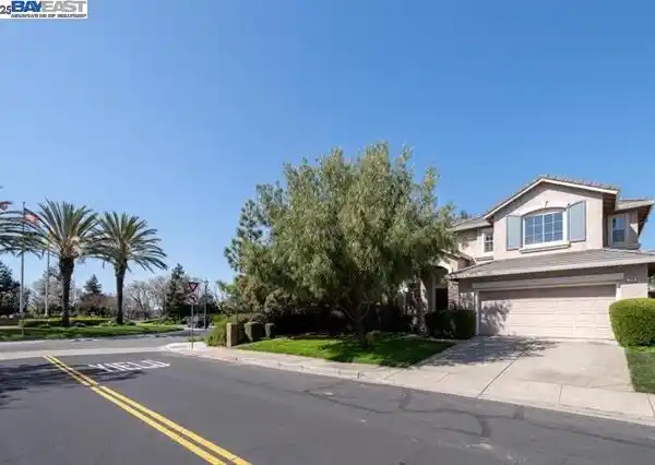 EXECUTIVE HOME WITH GOLF COURSE VIEWS