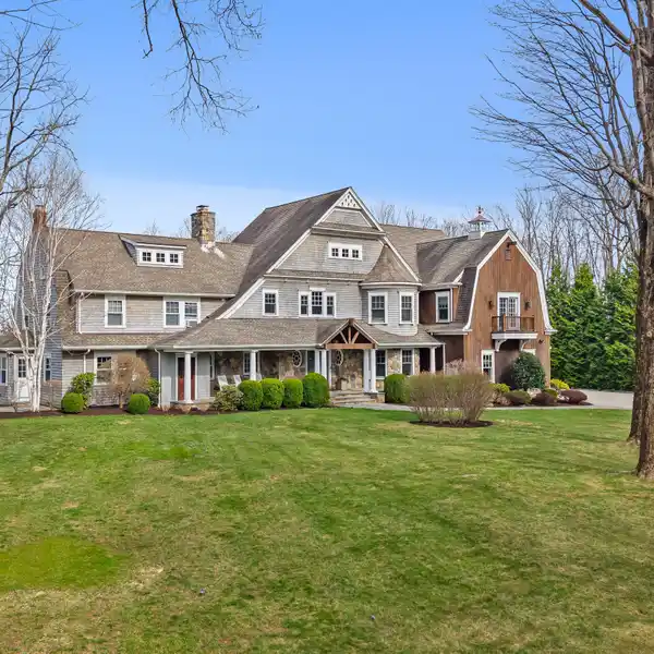 SPECIAL NANTUCKET-STYLE HOME