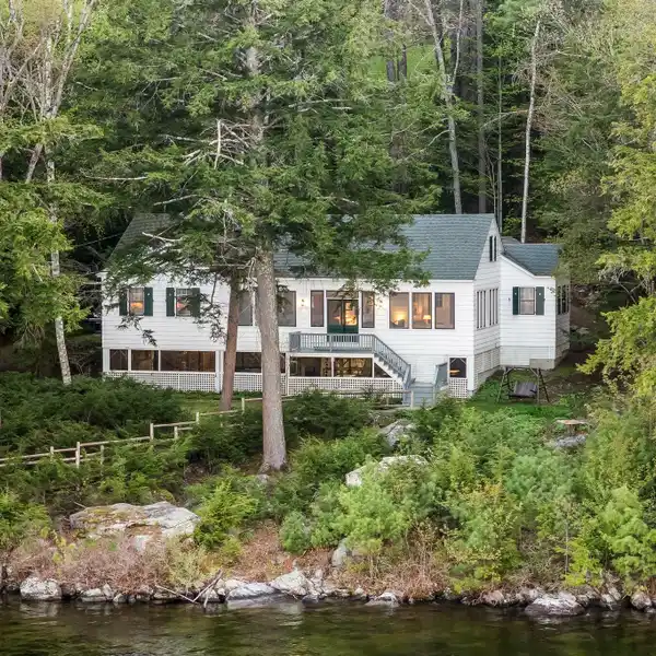 STUNNING LAKESIDE PARADISE COTTAGE