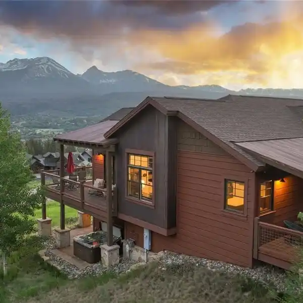 DOWNHILL STYLE CABIN WITH INCREDIBLE VIEWS