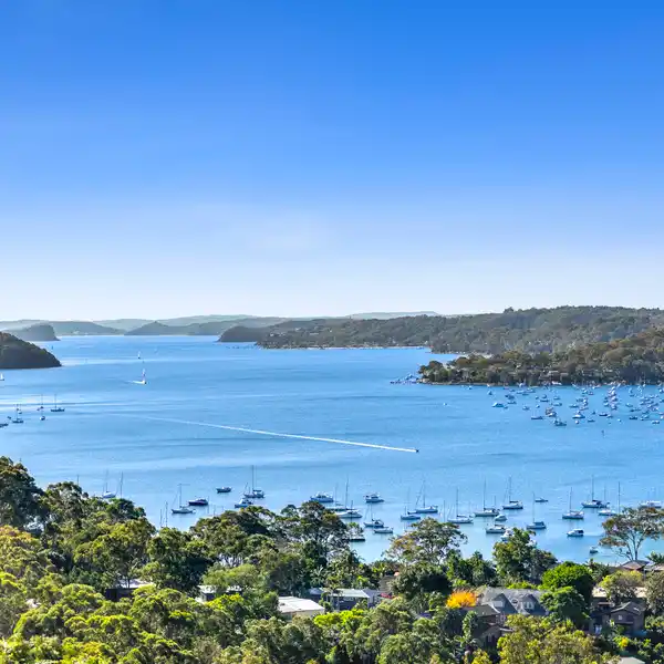 CONTEMPORARY ENTERTAINER ON A PRESTIGIOUS STREET