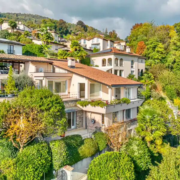 GOLFSIDE RETREAT WITH THREE OUTDOOR PARKING SPOTS