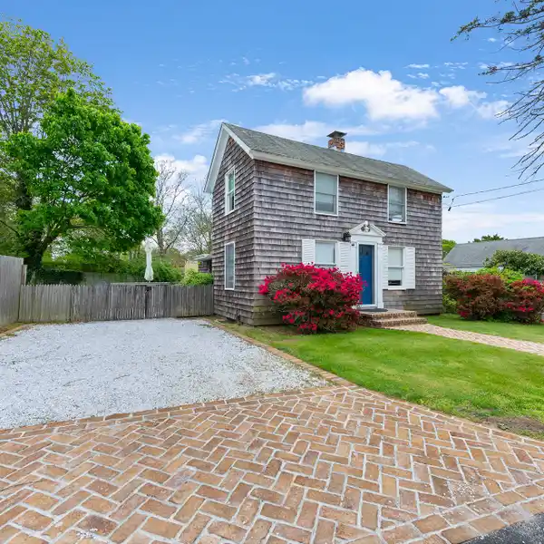 CHARMING COTTAGE IN QUIET SOUTHAMPTON VILLAGE SETTING