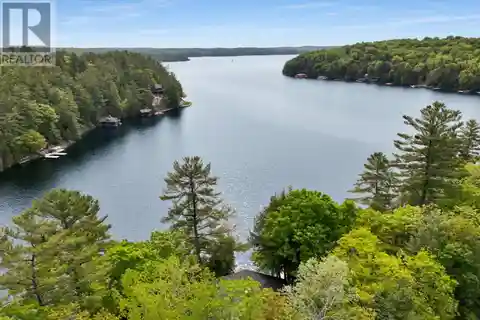 Extraordinary Four-season Lakefront Retreat