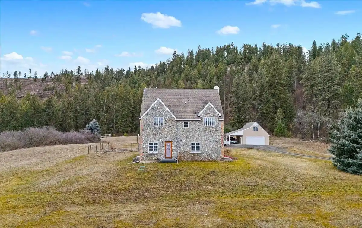Fully-solar-powered Home on Ten Acres