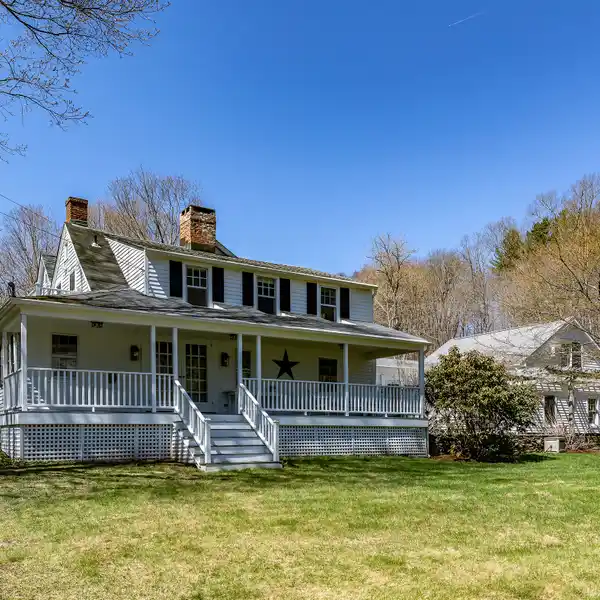 QUINTESSENTIAL ANTIQUE FARMHOUSE
