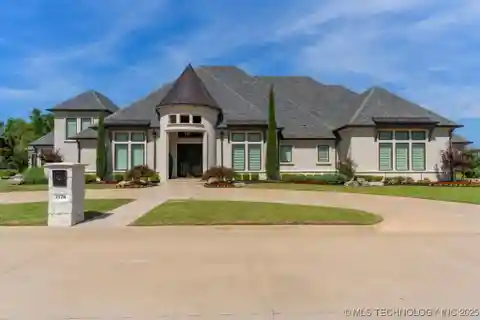 Stunning Home in Gated Oak Leaf Estates