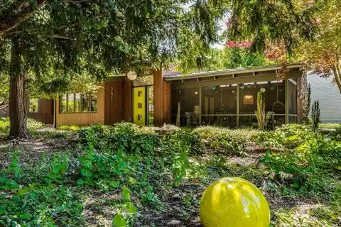 Frank Lloyd Wright-inspired Forest Retreat