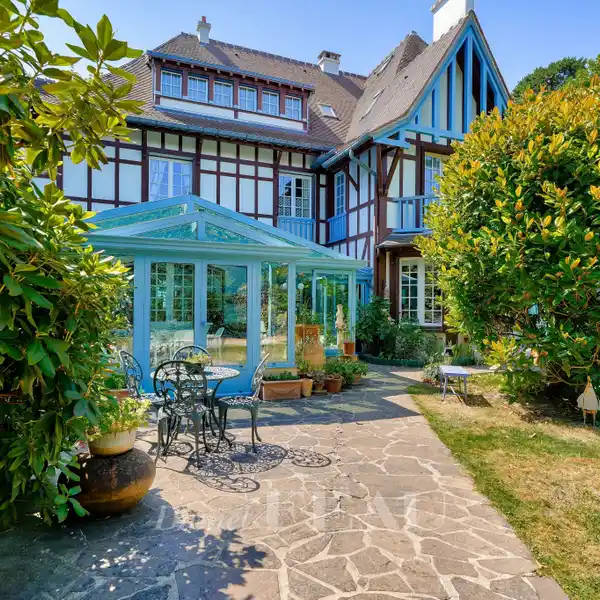 LATE 19TH CENTURY PROPERTY IN A LEAFY ENVIRONMENT