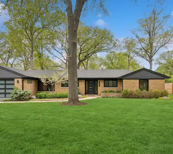 MID-CENTURY MODERN RANCH IN SHERWOOD FOREST