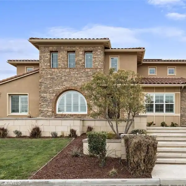 CRAFTSMAN-STYLE POOL HOME IN AN EXCLUSIVE GATED ENCLAVE