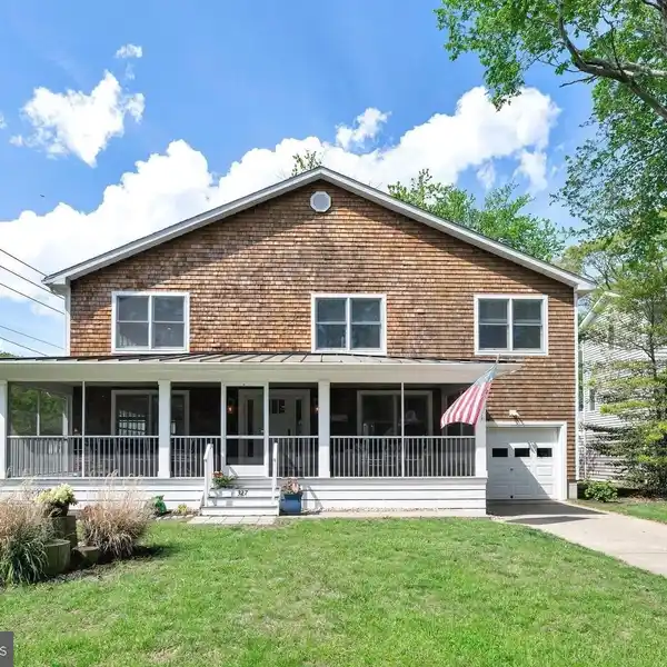 CHARMING COASTAL COTTAGE ON LARGE CORNER LOT