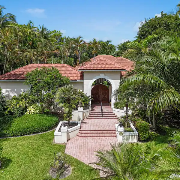 ACRE-PLUS COURTYARD HOME IN RANCH COLONY