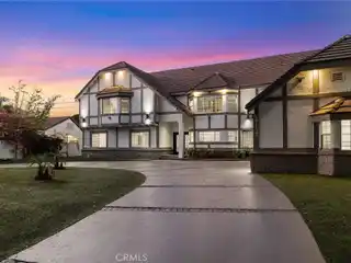 Elegantly Remodeled Estate in Sherwood Forest