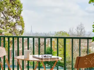 Charming Flat with Open Capital Views