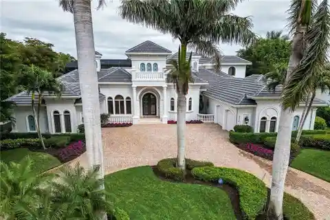 Spectacular Home in Exclusive Lake Forest