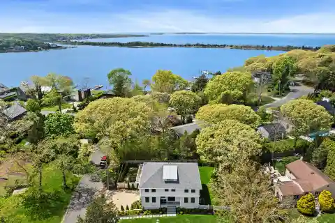 Exquisite Home in Sought-After Redwood