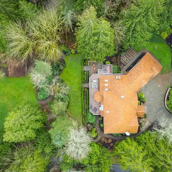 BEAUTIFUL CUSTOM HOME IN BROADHURST